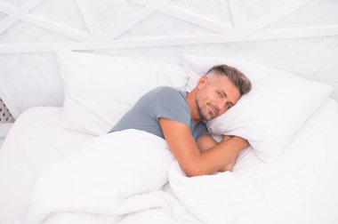 Yakışıklı adam yatakta yatıyordu. Benim için yatak. Genç adam yatakta uyuyor. Dinlenmem lazım. Sabah ilham geldi. Güne burada başladığımız için şanslıyız. Sabah erkenden. Uykulu adam yatak odasında. Uyan Uykucu.