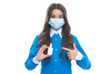 Solunum maskeli bir çocuk burun damlası ya da akıntılı burun için Coronavirus covid-19 salgını belirtileri, eczane.