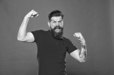 Havalı olan. Güçlü hippi kaslı kollar kırmızı arka plan. Fiziksel güç. Güçlü pazılar ve trisepsler. Güçlü kas egzersizi. Güç ve güç. Kendine inan. Spor hocası. Spor salonunda çalış.