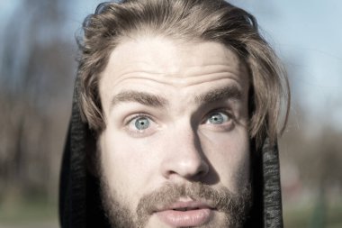 Şaşırmış bıyıklı adam, erkek güzeli.