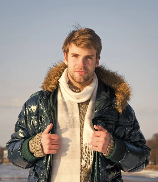 Hombre disfrutar de día de invierno soleado. moda de temporada masculina. resfriado y gripe. un hombre de abrigo con capucha de piel. sentirse cálido y cómodo. temporada favorita. guapo chico verde hinchable abrigo —  Fotos de Stock