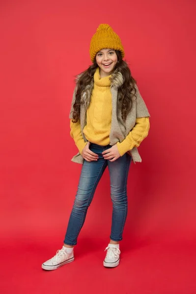 뜨개질 스웨터를 입고 모자를 쓴 행복 한 십 대 소녀는 겨울에 따뜻 한 옷을 입고 뜨개질하는 유행을 따른다 — 스톡 사진