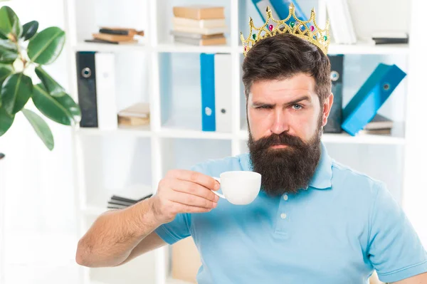 Vedoucí oddělení. Koncept ústředí. Muž vousatý manažer podnikatel nosí zlatou korunu na hlavě. Uvolněný vrchní manažer pije kávu. Sebevědomý šéf si užívá slávy. Král úřadu — Stock fotografie