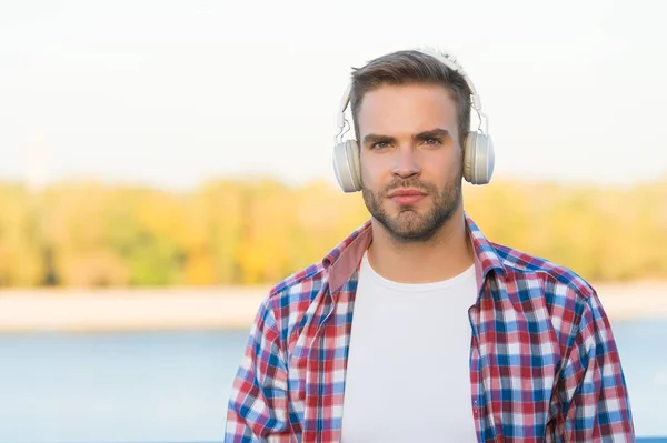 Educación a distancia. estilo musical. concepto de aprendizaje electrónico. calidad de sonido. dispositivo inalámbrico innovador. tipo sin afeitar con auriculares estéreo para los oídos. moda hipster casual masculina. hombre en auriculares escuchar canción —  Fotos de Stock