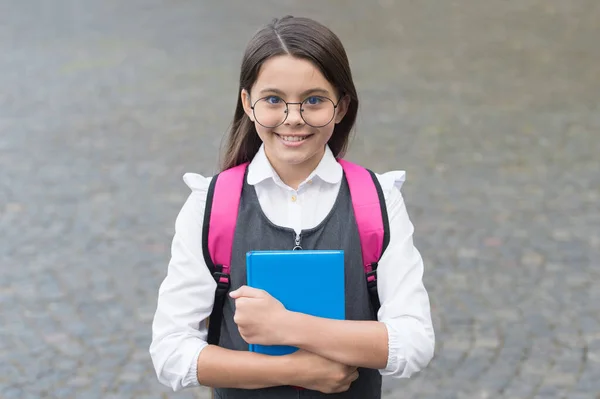 Este é um novo começo. Criança feliz de volta à escola. Escolaridade formal. 1 de Setembro. Dia do conhecimento. Escola em casa. Ensino privado. Uma lição privada. A educação é o passaporte para o futuro — Fotografia de Stock