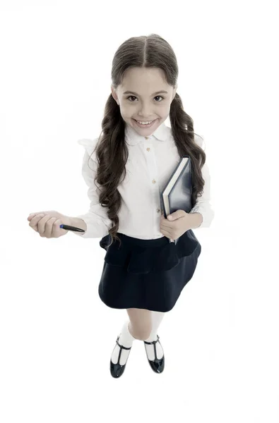 Γράψε ένα σημείωμα για να θυμάσαι. Παιδική στολή έξυπνο παιδί χαρούμενος σημειώστε. Παιδί κορίτσι ευτυχισμένη σχολική στολή ρούχα κρατά το βιβλίο έτοιμο γράψει σημείωμα. Κορίτσι χαρούμενο πρόσωπο να σημειωθεί σχετικά με την ιδέα λευκό φόντο — Φωτογραφία Αρχείου