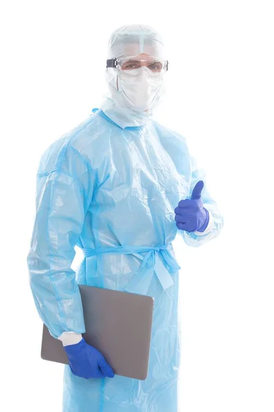 Медицинский работник с большим пальцем вверх в защитном костюме изолированы на белом держать в безопасности covid19 Sars пандемии вируса работает онлайн на ноутбуке, коронавируса онлайн результаты — стоковое фото