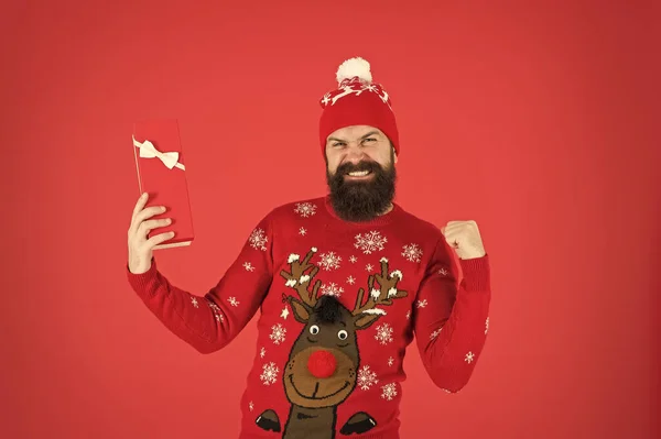 伝統を尊重する。メリークリスマス。季節割引。サンタからの贈り物だ。新年明けましておめでとう。夢は叶う。クリスマスのギフトの概念。男はギフトボックスで休日を祝う。ヒップスターで冬のセーター — ストック写真
