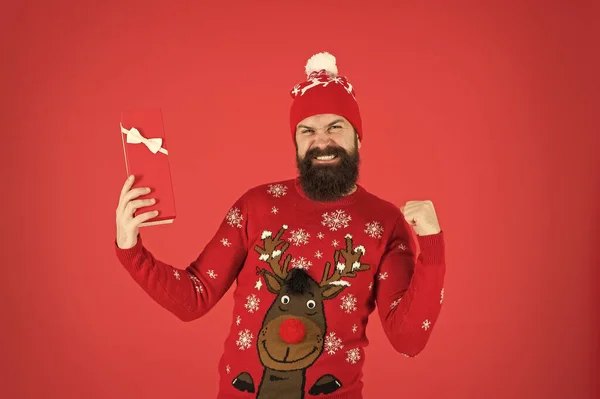 Rispetta le tradizioni. Buon Natale a tutti. Sconto stagionale. Regalo di Babbo Natale. Felice anno nuovo. I sogni si avverano. Idea regalo di Natale. L'uomo festeggia la festa con la confezione regalo. Hipster in maglione invernale — Foto Stock