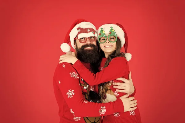 함께 하는 것. 수염난 남자와아이. 가족의 휴일. 가족 전통이지. 메리 크리스마스. 기쁨에 넘친 백성들 이여. 아버지와 딸의 겨울 스웨터는 새해를 기념 한다. 행복 한 가족 포옹 — 스톡 사진