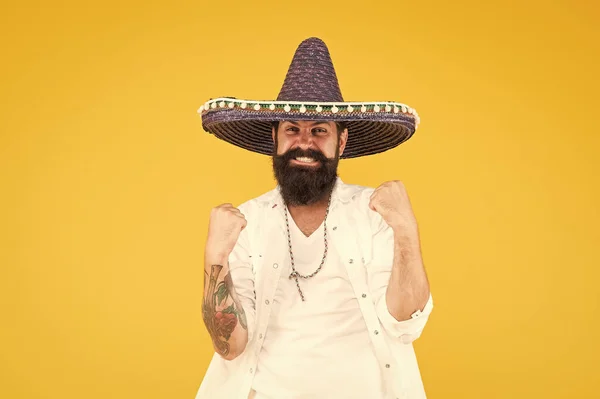 Förälskad i Mexiko. Hipster ser festlig ut i sombrero. firar fiesta. Glad man bär poncho. Ha kul på mexikansk fest. Sombrero Fest Man. man i mexikansk sombrero hatt. Fira traditioner — Stockfoto