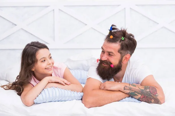 Far med rolig frisyr och dotter har roligt på familjedag, lycklig familj — Stockfoto