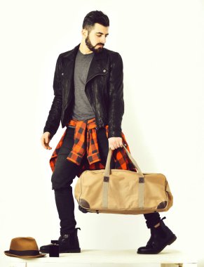 Sakallı adam, beyaz hippi bıyıklı şık çantalı.