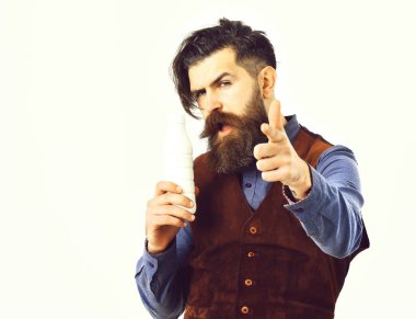 Sakallı adam elinde bir şişe kefir tutuyor.