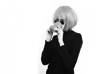 Pembe peruklu, elinde turuncu bardakla şık seksi bir kız.