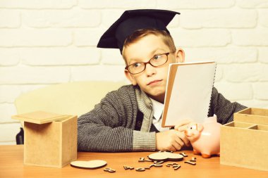 Beyaz tuğlalı duvar arkasında küçük tatlı bir öğrenci.