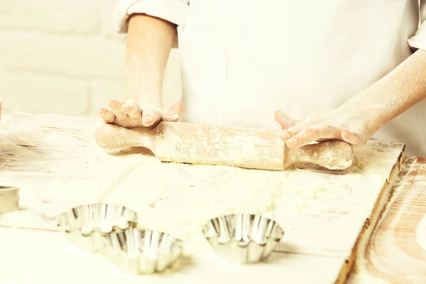 Mãos masculinas de cozinheiro chef no fundo da parede de tijolo — Fotografia de Stock