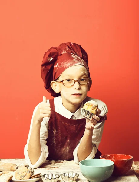 Foltos aranyos szakács fiú piros stúdió háttér — Stock Fotó