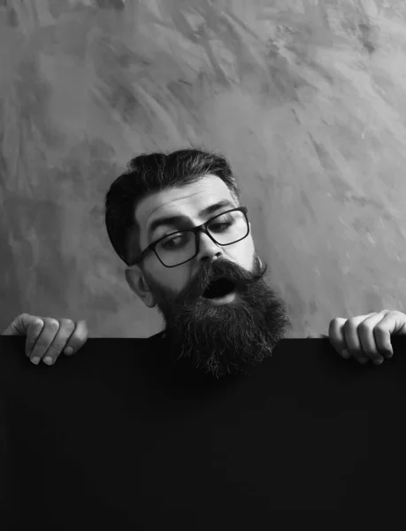 Skäggig man, brutal kaukasisk hipster med mustasch i glasögon — Stockfoto