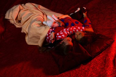 Çocuklar ve eğlence konsepti. Liseli kızların pijama partisi olur..