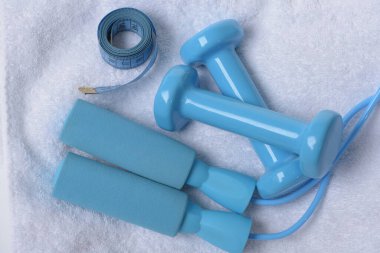 Dambıllar, ip atlama ve şerit ölçü cyan renginde