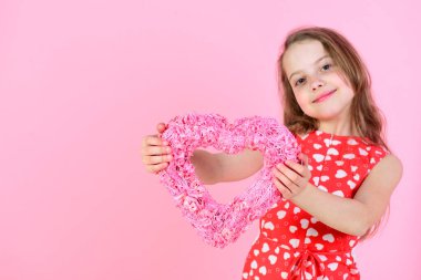 Pembe arka planda sevgililer günü kutlaması, kopyalama alanı