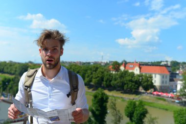 Sokaktaki turistler rehber tutuyorlar. Sokakta gezgin