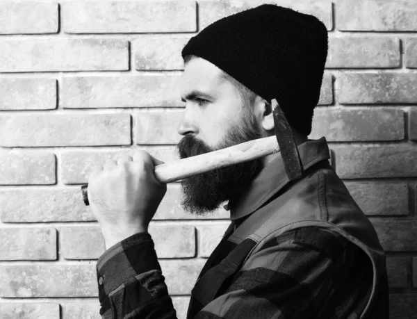 Bearded builder man holding hammer serious face — Stock Photo, Image