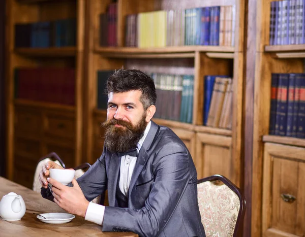 Uomo attraente o freelance è seduto in caffè e bere tè. — Foto Stock