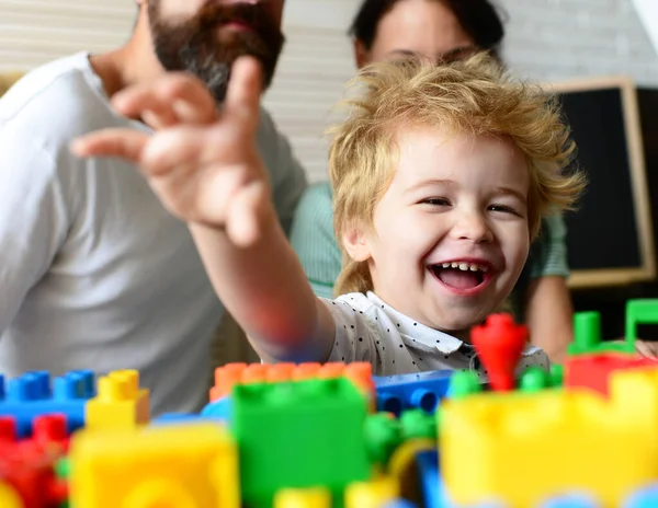 어린 가족들은 놀이 방에서 시간을 보낸다. 가족과 어린 시절의 개념. — 스톡 사진