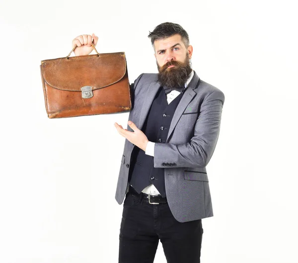 Элегантная мужская идея. Элегантный мужчина показывает свой винтажный портфель — стоковое фото