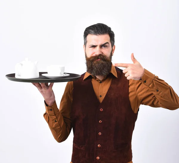 Barman con viso serio in uniforme serve caffè o tè. — Foto Stock