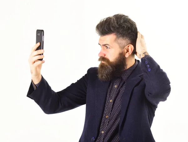 El hombre barbudo hace autorretrato. Moda y estilo, nuevas tecnologías. — Foto de Stock