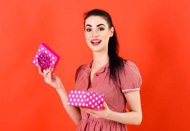 Sürpriz, aşk, ilişki, yeni yıl, Kara Cuma konsepti.