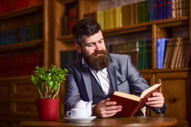 İlginç bir kitap konsepti. Klasik kafede kitabı olan bir adam.