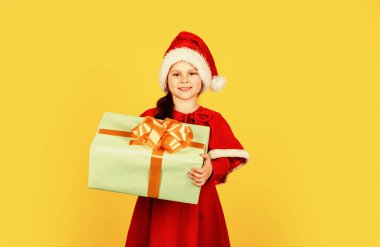 Kutlama zamanı. Noel Baba şapkalı gülümseyen çocuk. Xmas 'ın parlak olsun. çocukluk mutluluğu. Küçük elf hediye kutusu. Yeni yıl hazırlığı. Noel alışverişi zamanı. Oyuncak dükkanı ve çocuklar için hediyeler