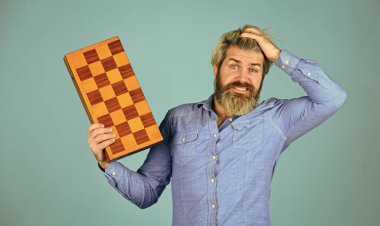 Beyin egzersizi. Satranç figürleri. Entelektüel oyunlar. Zeki sakallı hippi. Bilişsel beceriler. Oyun stratejisi konsepti. Satranç dersi. Öğretmen satranç yarışması. Masa oyunu. Satranç oynayan adam