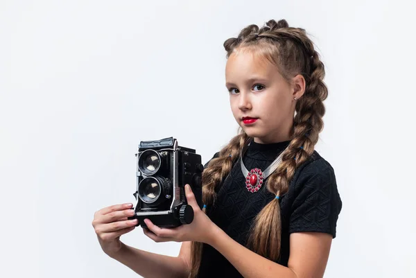 A minha nova câmara. menina alegre com olhar retro isolado no branco. miúdo moda vintage. criança tirar foto na câmera retro. beleza e moda. jornalista ou repórter fotografando. felicidade infantil — Fotografia de Stock