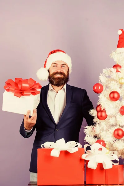 Adicto a las compras. ventas de temporada de invierno. Compras navideñas. regalos de Papá Noel barbudo. premio de año nuevo y bono para el exitoso hombre de negocios. hombre celebrar la fiesta corporativa en el árbol de Navidad. felices fiestas — Foto de Stock