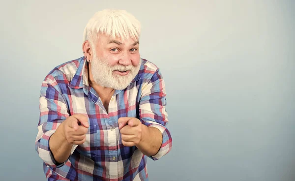 Persone anziane. Uomo barbuto con i capelli bianchi indossare camicia a scacchi. Taglio parrucchiere parrucchiere. Capelli grigi. Tipico nonno. Un hipster emotivo maturo. Nonno sincero. Barba e cura dei peli del viso — Foto Stock