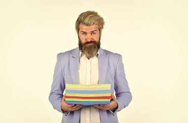 Hippi stili yaratıcı yönetmen. Belgeler basılıyor. Adam bir sürü renkli sadaka taşıyor. Sunum konsepti. Pazarlama ve terfi. Baskı ve Yayıncılık Servisi. Renkli kağıda yazdırılıyor