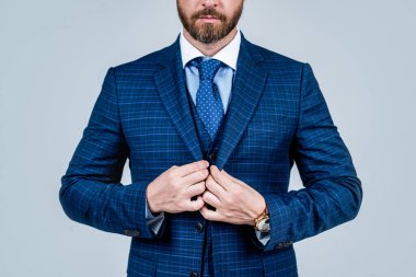 Harika bir yere git. Monokromatik topluluk. Kravatlı mavi takım elbise. Resmi erkek modası. Klasik moda tarzı. Şık bir kıyafet. Erkek giyim. İş kıyafeti. İş toplantısı. Ofis için mükemmel.