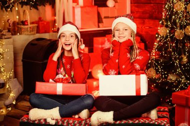 Noel hediyesini açıyorum. Kış alışverişi çocuk mağazası. Küçük bir Noel büyüsü. Mutlu bir anı yakalıyorum. Mutlu küçük kızların Noel havası vardır. Yeni yıl partisinin tadını çıkarıyorum. Noel Baba çocuklar tatil yapar.