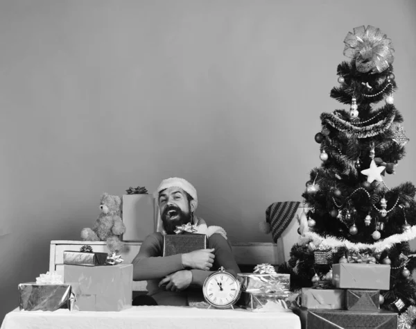 Noel arifesi ve hediye konsepti. Noel Baba hediyeleri açar. — Stok fotoğraf