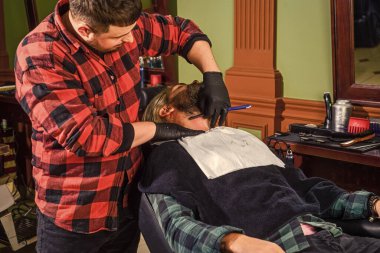 Eskiden mükemmel görünürdü. Berber ve erkek müşteri. Bıyıklı ve sakallı hippi. Adam yeni saç stili istiyor. Erkek güzellik ve moda. Berber dükkanında olgun bir adam. Kuafördeki vahşi sakallı adam.