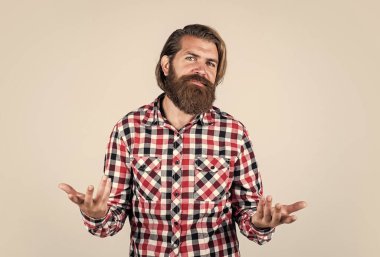 Sorunu çözmeyi teklif et. Yakışıklı, kendine güvenen bir adamın mükemmel bir saç stili var. Kareli gömlekli sakallı adam. Erkek güzeli. Sakallı hippi portresi. Uzun, gür sakallı ve bıyıklı adam.