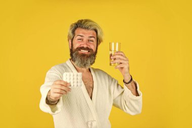 Ağrı kesiciler. Antibiyotik ve eczane. Uyuyan temel insan ihtiyaçları. Akşamdan kalma konsepti. Susamış bir adam. Hippi içme suyu ilaçların seçici bir şekilde odaklanmasını sağlar. Baş ağrısı sersemliği. Akşamdan kalma ilacı.