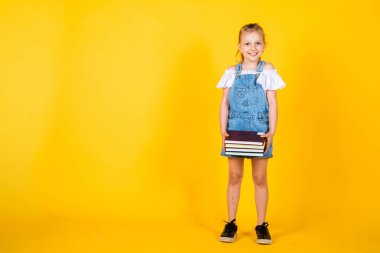 Tatlı çocuk kitaptan ve eğitimden bilgi okuyacak.