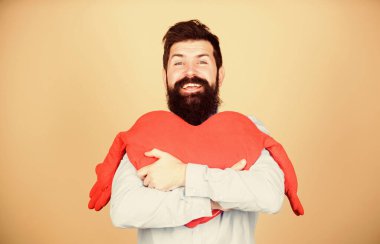 Sakallı ve bıyıklı adam romantik bir ruh hali içinde. Sevgiyi hissetmek. Çıkma ve ilişki kavramı. Aşkta mutlu. Ona her gün sevildiğini hissettir. Kalbi olan sakallı bir hippi. Sevgililer Günü 'nü kutlayalım.