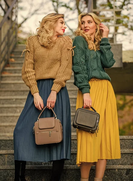 Herfst knuffels. Vrouwelijke schoonheid. breimode voor de jeugd. charme. stijlvolle herfstvrouwen. Meisjes vrienden gaan naar boven. herfstseizoen kleurtrends. Gevulde trend. meisjes in golfrok en trui — Stockfoto